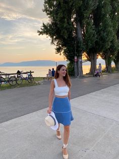 Summer outfit with white crop top and mini skirt White And Blue Summer Outfit, Zara Blue Skirt, Blue And White Summer Outfits, Blue And White Outfit Ideas For Party, Blue And White Outfit, White Capri Outfits, White Beach Outfit, Blue Summer Outfits, Clutch Outfit