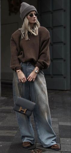 Street Style Winter 2023-2024, Street Style Winter 2024, French Street Style Winter, Jeans Winter, Oversized Sweater Outfit, Winter Styling, Classy Summer Outfits, Best Winter Outfits, Heart Clothes