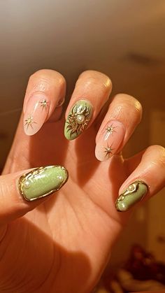 Nail Art Green Nail Gel Design, Christmas Vibe Nails, Fairy Nail Art Short, Lord Of The Ring Nails, Earth Girl Nails, Earthy Nails Designs Almond, Goblin Core Nails, Faerie Nails, Earth Nails Designs