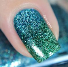 LOVE this gradient by @glitterfingersss using our Ultra Metallics™ Holiday shades Lucky One and Time In A Bottle!!  #ILNPHoliday2015 Holiday Nails Glitter, Gel Nails Long, Holiday Nails Winter, Winter Sparkle, Green Glitter, Gel Nail Art