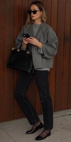 Sporty Cardigan Outfit, Timeless Basic Outfits, Sporty Classic Style Minimal Chic, Minimal Smart Casual Outfit, Winter Outfits Smart Casual, Euro Chic Style, Tucked In Cardigan Outfit, Chic Gray V-neck Cardigan, Chic V-neck Outerwear With Buttons