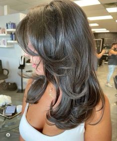 instagram: thalekvam Short Layered Face Frame Haircut, Blowout Hair Shoulder Length, Bouncy Layered Haircut, Short Brunette Hair With Curtain Bangs, 90s Layered Bob Shoulder Length, Layers Not Styled, Bouncy Blowout Short Hair, Mid Length Hairstyles For Thick Hair, Long Bob Layered