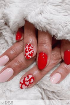 Valentine’s Day nails round shape with heart accents are so dreamy. Add a red design simple touch for a mani that’s effortlessly romantic. Get these looks and more now! Nails Round Shape, Pink Cheetah Nails, Valentines Nails Designs, Adorable Doodles, Nails Round, Tan Nails, Dark Pink Nails, White French Nails, Soft Pink Nails