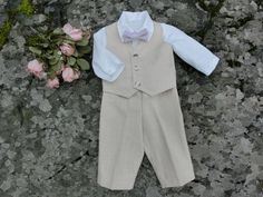 Handmade baby boy's suit in beige linen with off white linen shirt; a classic look for a ring bearer or any other formal occasion. This boy's linen outfit is made with lots of love and care. This suit consists of four pieces: a vest, a shirt, a pair of pants and a bow tie in either dusty pink or beige linen. The vest and pants are made in a beige linen and the shirt is made of off white linen/ coton blend. An elastic waist on the trousers provides maximum comfort for your little man. A crease do Ring Bearer Outfit Navy, Beige Bow Tie, Baby Boy Linen, Beige Suit, Boy Baptism Outfit, Linen Outfit, Outfit Baby Boy, Outfit Classic