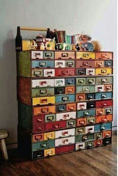 an image of a dresser with many drawers on it and the words efecto multicolor