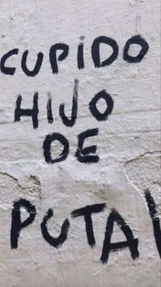 the words cupido hijo de pota are spray painted on a wall