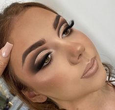 Red Lipstick Makeup Looks, Halo Eye Makeup, Maquillage Yeux Cut Crease, Crease Makeup, Wedding Eye Makeup, Day Makeup Looks, Prom Eye Makeup, Glitter Liner