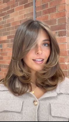 Short Collarbone Length Hair, Short Layered Brunette Hair, Eloise Mummé Hair, Layered Haircuts For Medium Hair 2024, 90s Layered Lob, Butterfly Cut Fine Hair, Mouse Brown Hair With Highlights, Short Honey Brown Hair, Collarbone Length Hair With Bangs