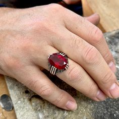 Anillo de piedra de rubí de plata, anillo de piedra roja hecho a mano para hombres, anillo de granate, anillo hecho a mano de estilo otomano, anillo de plata de ley de 925 k, regalo para él

 ★Detalles del artículo

 • Género Masculino Femenino
 • Material: Plata de Ley 925K
 • Peso total: 10 gramos
 • Piedra preciosa: piedra rubí


 ✔ Listo para enviar en 1-2 días hábiles.
 ✔ Enviado a todo el mundo de 1 a 5 días hábiles con envío gratis...
 ✔ El producto se le enviará con una caja de madera hecha a mano para evitar cualquier daño durante el envío...
 ✔ Visita nuestra tienda, explora otras colecciones de joyería para hombre, plata y oro, y encuentra la pieza perfecta que estás buscando... Stone Ring Men, Ruby Stone Ring, Emerald Stone Rings, Mystic Topaz Ring, Red Stone Ring, Handmade Wooden Boxes, Ottoman Styling, Malachite Rings, Engraved Wedding