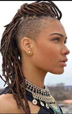 Mohawk Dreads, Female Mohawk, Braids With Shaved Sides, New Natural Hairstyles, Shaved Side Hairstyles, Mohawk Braid, Woman Shaving, Side Hairstyles, Mohawk Hairstyles