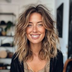 Bronde Shag Medium, Beach Bob Hairstyles, Mid Length Beach Waves, Boho Waves Hair, Beachy Lob, Messy Medium Hairstyles, Lob 2024, Carefree Hairstyles, Wavy Hair Shoulder Length