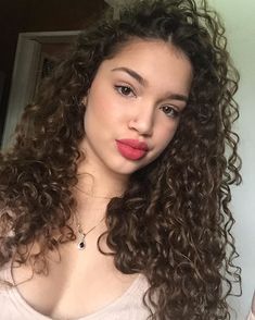 curly curls haircuts cabelo leslie acessar Curly Inspiration, 3a Curly Hair, 3a Curls, 3a Hair, Tan Skin Blonde Hair, Hair Transition, Curls Hair, Curly Haircuts, Curly Hair Types