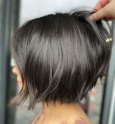 Graduated Bob With Bangs, Chin Length Hair With Bangs, Thicken Fine Hair, Shaggy Bob Hairstyles, Chin Length Haircuts, Messy Haircut, Chin Length, Straight Blonde Hair, Chin Length Bob