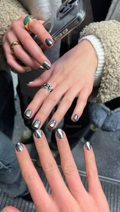 Indie Sleaze Nails, Short Nail Designs Grunge, Shirt Nail Ideas, Silver Short Nails, Silver Nails Short, Gunmetal Nails, Short Silver Nails, Chrome Nails Silver, Mail Colors