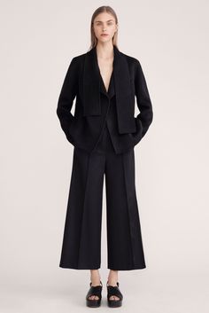 Theory Resort 2016 - Collection - Gallery - Style.com Resort 2016 Fashion, Woman In Suit, Casual Luxe, Black Wardrobe, Gaucho Pants, Black Clothes, White Chic, Casual Bottoms