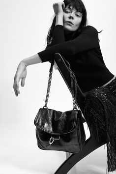 Handbag Editorial, Bag Poses, Gucci Bag Outfit, Studio Photography Poses, Suitcase Bag, Plain Outfits