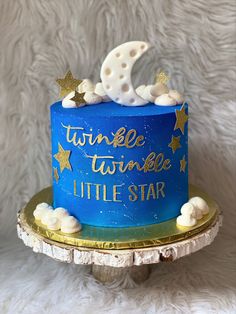 there is a blue cake with stars on it that says twinkle, twinkle little star