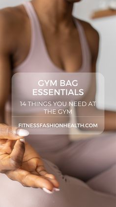 OMG this gym bag essentials list saved my workouts!!!! I used to always forget something ... thanks to this guide I'm perfectly prepared! Gym Bag Outfit, Yoga Bag Essentials, Bag Essentials List