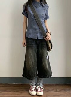 (xiaohongshu ID: 5453701477) aesthetic fashion outfit idea inspo tomboy boyish jorts baggy vintage y2k Baggy Collared Shirt Outfit, Chinese Tomboy Outfits, Baggy Thrifted Outfits, Hobo Aesthetic Outfit, Cute Jorts Outfit Women, Beabadobee Outfits, Boyish Style Outfits, Baggy Outfits Women, Boyish Outfits Tomboys