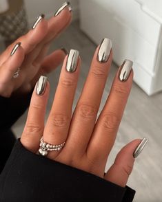 37 Chrome Nails Designs and Nail Art Ideas + Polish to Try in 2024 Pink Chrome Nails, Chrome Nail Art, Chrome Nails Designs, Mirror Nails, Silver Nail, Colorful Nails, Makijaż Smokey Eye, Metallic Nails, Silver Nails