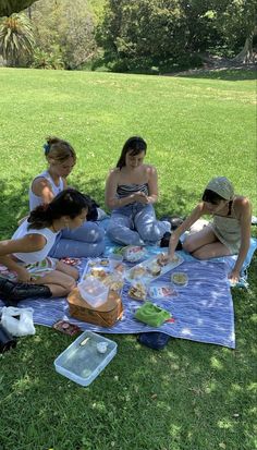 Vision Board Images, Picnic Inspiration, Vision Board Photos, Dream Vision Board, Friend Activities, Photographie Portrait Inspiration, Picnic Date, Summer Goals, Summer Plans