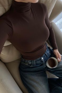 Refined Long Sleeve Turtleneck T-Shirt - Cocoa Everyday Outfits 2024, Winter Outfits Turtleneck, Basic Outfits Aesthetic, Selfie Fit Check, Feminine Fall Outfits, Modest Beauty, Hairstyle And Makeup, Brown Turtleneck Sweater, Brown Turtleneck