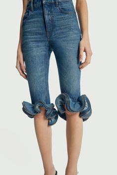 Cropped Ruffle Denim Pants Curvy Fashionista, Fashion Forms, Jeans Diy, Womens Capris, Feminine Outfit, Bag Dress, Summer 2024, Cropped Jeans, Dress Accessories