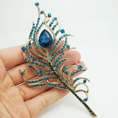 Gorgeous Peacock Feather Gold-plated Blue Rhinestone Crystal Brooch Pin Gift #Unbranded Feathers Accessories, Peacock Eggs, Light Bringer, Clothing Capsule, Phoenix Jewelry, Feather Brooch, Peacock Jewelry, Blue Green Gold, Flower Stencil