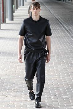 3.1 Phillip Lim | Spring 2014 Menswear Collection | Style.com Leather T Shirt, All Black Fashion, Paris Mode, Creation Couture, Mens Black Leather, Fashion Week Runway, Sneakers Men Fashion, Spring Summer 2014, Yohji Yamamoto