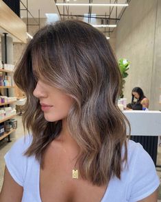 Collarbone Brunette Hair, Shoulder Length Lowlights, Medium Length Highlights Brown, Butterfly Haircut Medium Brunette, Glaze Before And After Hair, Modern Brunette Hair, Brunette Hair Subtle Balayage, Balayage Front Pieces, Shortish Brown Hair