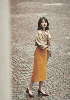 Vintage Chic Fashion, Japanese Minimalist Fashion, Modesty Outfits, Office Outfits Women, Trendy Fashion Tops, Older Fashion, Asian Outfits, Matches Fashion, Casual Chic Style