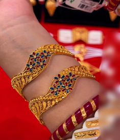 Hand Ornaments, Haldi Dress, Unique Gold Jewelry Designs, Big Rangoli, Gold Earrings Models, Big Rangoli Designs, Indian Bridal Jewelry Sets, Fancy Jewelry Necklace