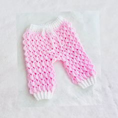 Digital PDF Crochet Pattern: 0-3M Super cute and easy Marshmallow baby pants, trousers pattern - various sizes -Video tutorial - Crochet for Baby To make these super adorable crochet marshmallow baby pants, leggings or trousers pattern for 0-3M size I used DK weight yarn but you can use any yarn with similar weight like 8ply (AUS), DK (UK) or #3 (US) acrylic, wool or cotton yarns. For the 0-3M size you will need about 60g pink / 12g white (190 yd pink/ 38 yd white) ✅This pattern is written in US Crochet Marshmallow, Crochet For Baby, Crochet Baby Pants, Baby Pants Pattern, Trousers Pattern, Baby Cardigan Pattern, Adorable Crochet, Matching Baby, Tutorial Crochet