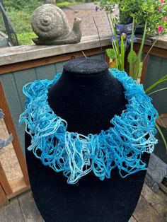 Zauberhafte Halskette handgestrickt aus wunderlichem aquafarbenem Garn mit dezenten glitzernden Akzenten.  Schieben Sie es einfach über den Kopf für einen lustigen Modeakzent. Whimsical Necklace, Yarn Necklace, Novelty Yarn, Bridesmaid Accessories, Fun Fashion, Gift Accessories, Bridesmaids Gifts, Jewellery Making, Your Head