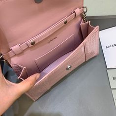 Description Balen Hourglass Wallet On Chain in Light Pink, For Women, Bags 9in/23cm Rep 1:1 Size: 23 x 15 x 6.5 cm / 9 x 5.9 x 2.5 inches (Lenght x Height x Width) Curvilinear shape Wallet on chain Adjustable chain strap Studded magnet closure B logo sliver color 1 patch pocket 1 inner zipped pocket 6 inner card slots Includes box dust bag. This product is of the best quality. Balenciaga Bag, Satchel Bags, Chain Strap, Evening Bags, Patch Pocket, Designing Women, Card Slots, Contact Us, Fashion Bags