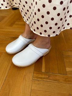 Cool vintage classis swedish clogs  Size: 37  25 cm insole  Good condition. White Clogs, Platform Clogs Shoes, Swedish Clogs, Clogs And Mules, Platform Clogs, Leather Clogs, Clogs Shoes, Mule Clogs, Classic White