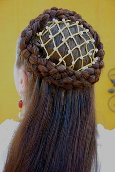 A selection of gorgeous hairstyles that come from the past! Enjoy our gallery and the video tutorials at the end! Istoria Modei, Historical Hairstyles, Medieval Hairstyles, Hair Net, Medieval Clothing, Hair Photo, Pretty Hairstyles, Cortes De Cabello Corto, Thick Hair Styles