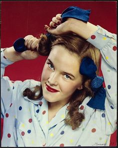 Charmingly lovely colour photo from 1939 of a young woman putting her hair up for the night in rag (or possible sock) curls (my grandma used to do this on my hair when I was a little girl, it produced the nicest full ringlets the next day). Rag Curls Tutorial, Curling Hair With Socks, Sock Bun Curls, Rag Curls, Sock Curls, Nickolas Muray, Curl Tutorial, Heatless Curls, Beautiful Curls