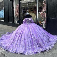 Lavender Ball Gowns, Purple Quince Dress, Lilac Quinceanera, Lilac Quinceanera Dresses, Quince Dresses Purple, Quinceanera Centerpieces, Mexican Quinceanera Dresses, Quinceanera Themes Dresses, Purple Quinceanera Dresses