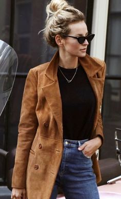 Cognac Coat Outfit, Brown Suede Leather Jacket Outfit, Brown Suede Trench Coat Outfit, Brown Leather Coat Outfit Women, Cognac Blazer Outfits, Brown Suede Coat Outfit, Suede Jacket Outfit Women, Suede Trench Coat Outfits, Cognac Leather Jacket Outfit