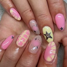 cosmic cutie 💖⭐️ gel fill w/ nail art done on @kaitlynmoorcroft <3 @cndworld @cndpro.na - cnd plexigel builder clear @dndgel @dndgel.europe - dnd 871 how do u neutral? - dc 290 u shine, i shine - dc 132 lemon tea @madam_glam - silver chrome gel paint #cosmicnails #cosmonails #galaxynails #galaxynail #galaxynailart #celestialnails #celestialnailart #yellownails #pinknails #yellowandpinknails #geloverlay #biabnails #gelnails #dndgel #dndgelpolish #cndplexigel #madamglam #ontariocanada #... Gel X Chrome Nails, Rap Concert Nails Ideas, Nail Patterns Designs, Builder Gel Nails Design, Builder Gel Nail Art, Neutral Nail Ideas, Pink And Yellow Nails, Nails Builder Gel, Clear Glitter Nails