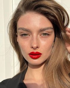 Natural Red Lips, Bold Lipstick Makeup, Lipstick Looks, Spring Lipstick, Red Lipstick Looks, Lip Looks, Red Lipstick Makeup, Bold Makeup Looks