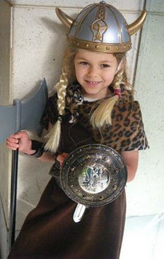 Great idea for Mags next year with Warrior Dash helmet. Easy Viking Costume, Girl Viking Costume, Viking Costume Diy, Vikings Costume Diy, 2015 Halloween Costumes, Princess Stuff, Viking Dress, Viking Costume, Diy Costumes Kids