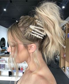 Barrets Hairstyles, How To Wear Barrettes, How To Wear Hair Clips, Messy Ponytail Hairstyles, Pearl Hair Clips, Balayage Blond, Clip Hairstyles, Snap Clips, Pearl Hair