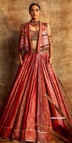 Tarun Tahiliani Latest Collection, Ghaghara Blouse Designs, Banarasi Bride, Indian Sangeet Outfit, Jacket Style Lehenga, Tarun Tahiliani Lehenga, Glam Winter Wedding, Asian Couture, Embroidered Bustier