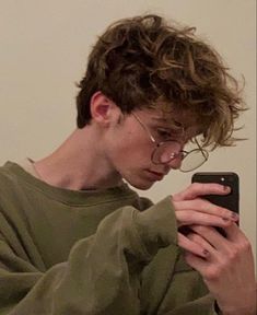 Ftm Haircut, Trans Boy Haircut, Winter Outfits Old Money, Summer Outfits Old Money, Old Money Summer Outfits, Old Money Winter, Old Money Summer, Aesthetic Old Money