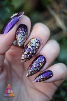 Nails Dragon Design, Dragon Egg Nails, Purple Lace Nails, Purple Cartoon Nails, Dragon Scale Nails Designs, Dragon Scales Nails, Dragon Skin Nails, Dungeons And Dragons Nail Art, Dnd Nail Designs