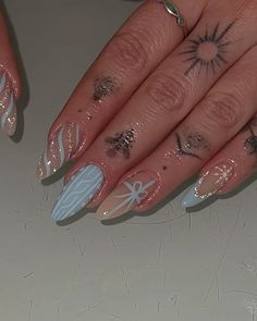 #christmasnails • Instagram Magic Nails, Aesthetic Nails, Festival Nails, Christmas Nail Designs, Fire Nails, Snowflake Pattern, Nude Nails, Nails Nailart