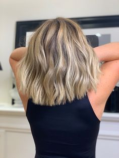 Beige Blonde Bob Hair, Highlighted Blonde Bob, Blonde Highlights Lob, Short Blonde Hair Summer, Short Bob Blonde Balayage, Dirty Blonde Hair With Highlights Short, Medium Blonde Hair Cuts, Dark Blonde Long Bob, Short Blonde Highlights