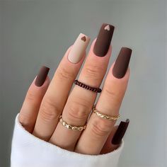 Get ready to embrace the beauty of autumn with our ultimate guide to fall nails! From rich, warm hues like deep burgundy and burnt orange to eye-catching nail art featuring leaves, pumpkins, and cozy patterns, we have everything you need to elevate your manicure this season. Discover trendy techniques such as ombre effects, matte finishes, and glitter accents that perfectly capture the essence of fall. Our easy-to-follow tutorials and expert tips make it simple to achieve stunning looks at home, Ongles Beiges, Fake Acrylic Nails, Unghie Nail Art, Nagel Tips, Colorful Nails, Thanksgiving Nails, Brown Nails, Square Acrylic Nails, Stick On Nails